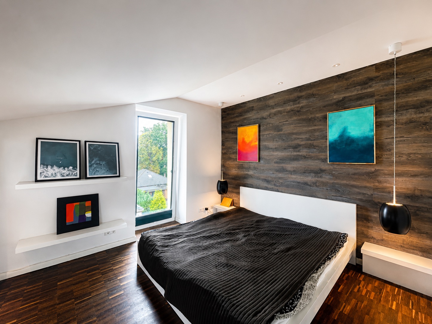Zimmer 3 im Dachgeschoss mit Bett und Fenster