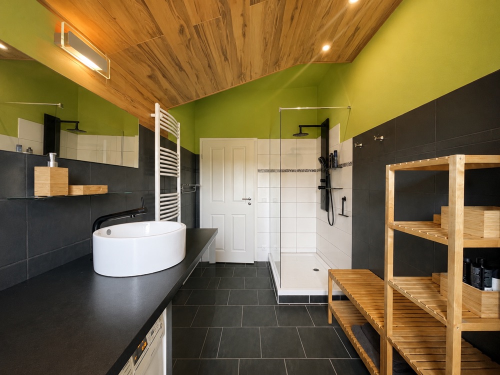 Bad im Dachgeschoss mit Waschtisch und bodengleicher Dusche