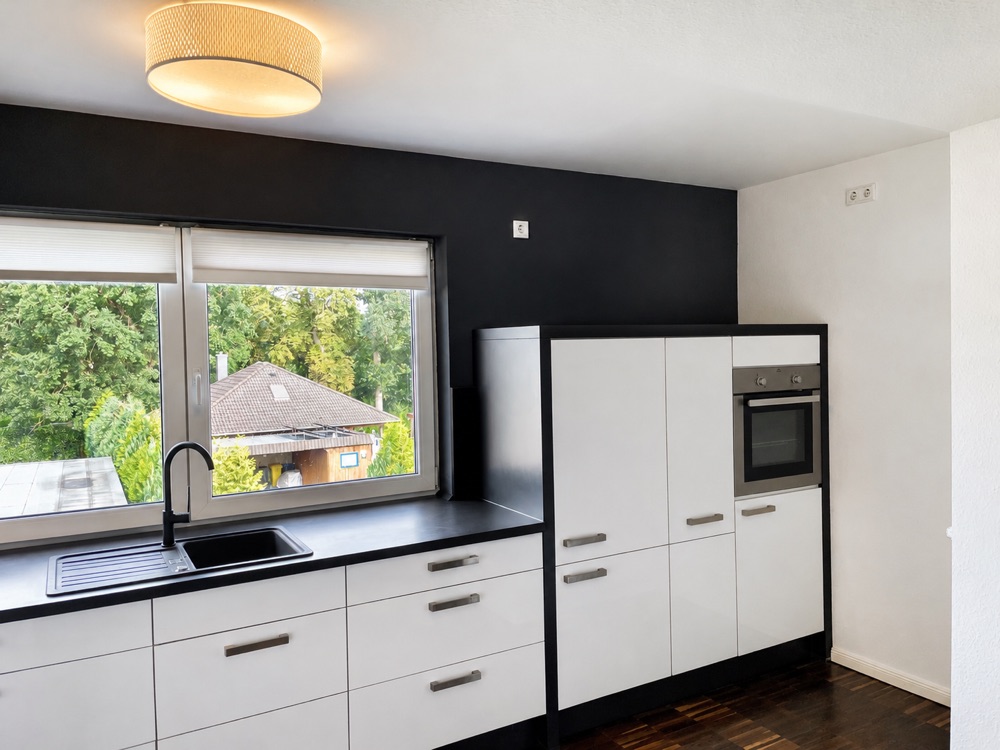 Küche mit Fenster und Arbeitsfläche