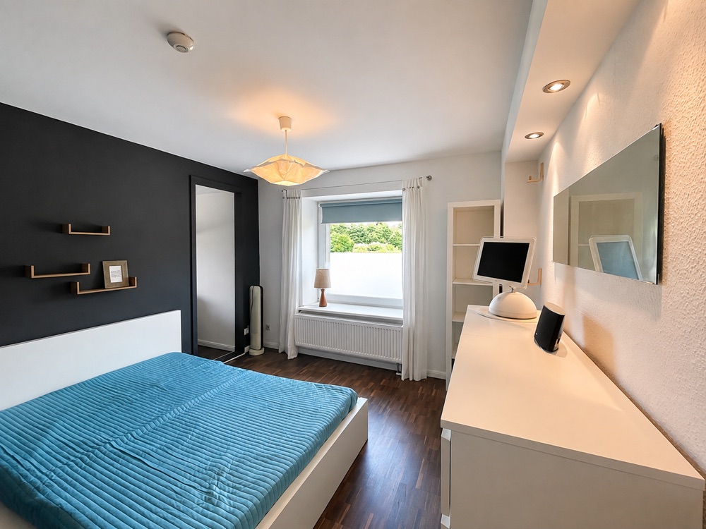 Helles Zimmer 2 mit Fenster und Parkettboden