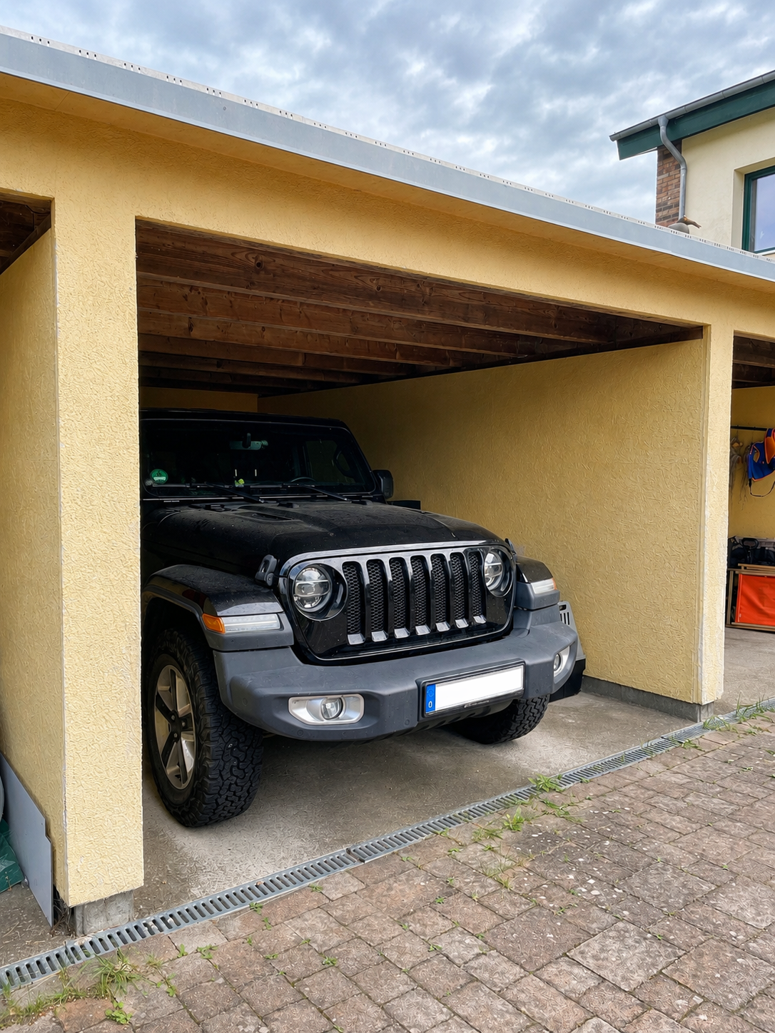 Carport mit Zufahrt, ohne sichtbares Kennzeichen