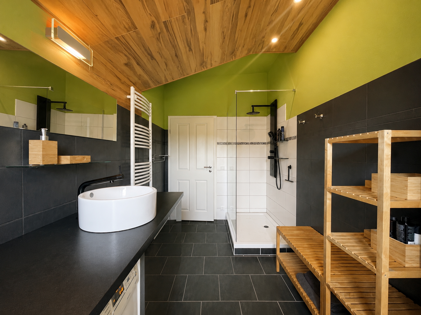 Bad im Dachgeschoss mit Waschtisch und bodengleicher Dusche