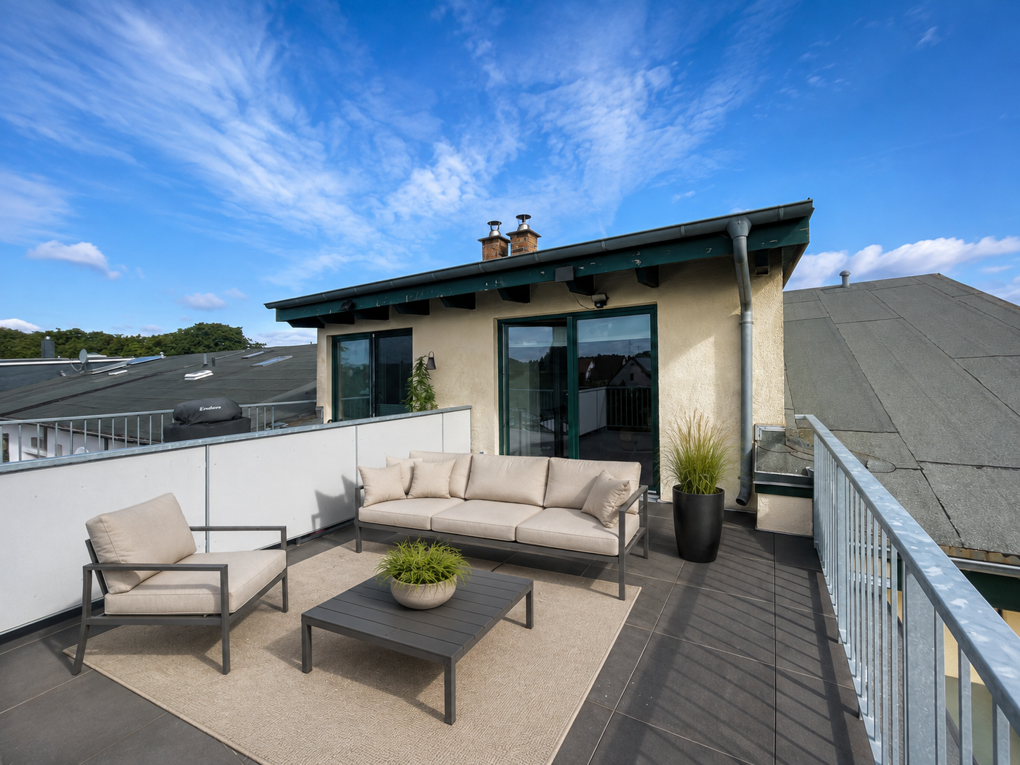 Dachterrasse mit Blick auf die Terrassentüren, virtuell möbliert