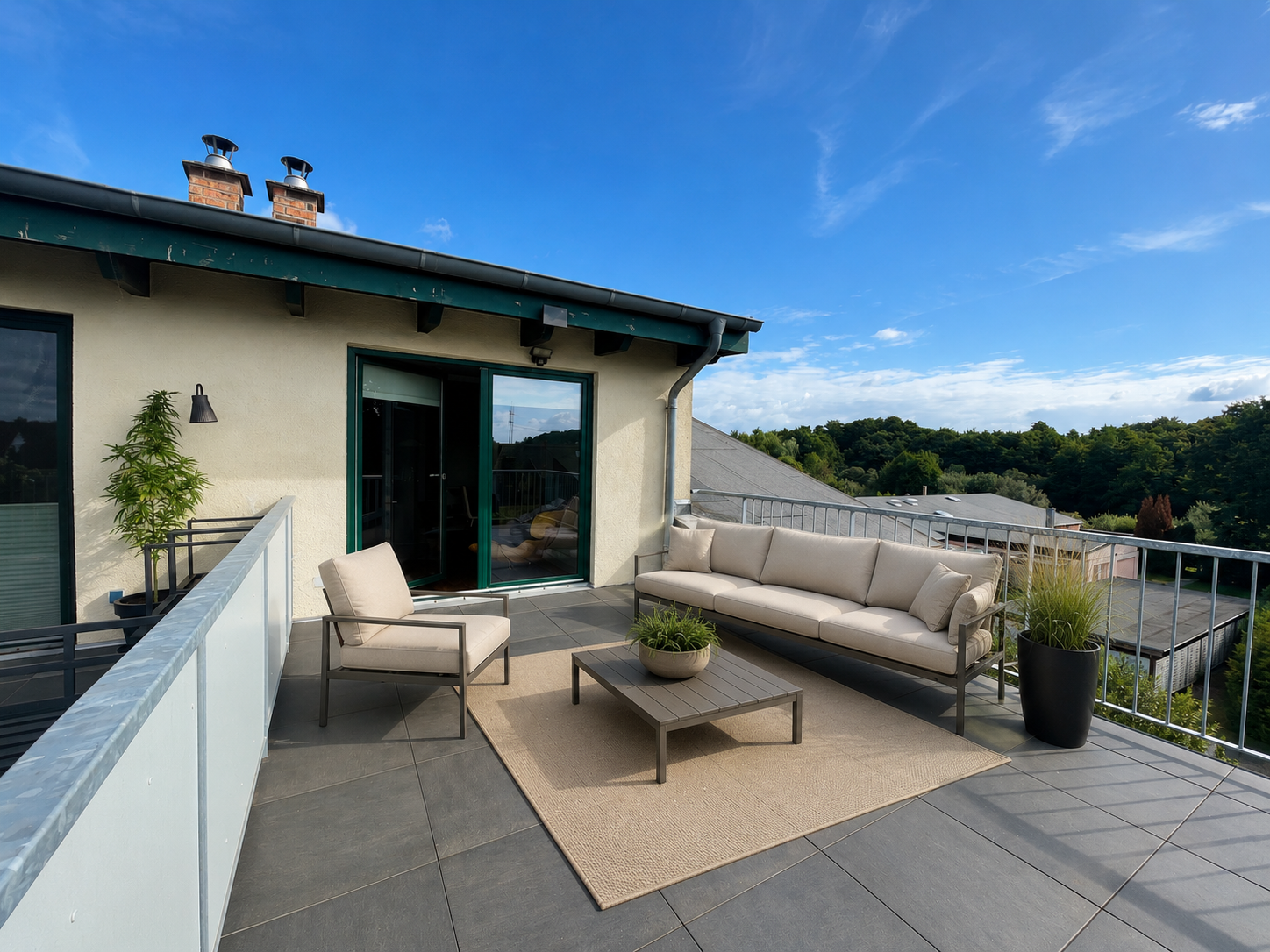 Südseite der Dachterrasse mit Blick ins Grüne, virtuell möbliert