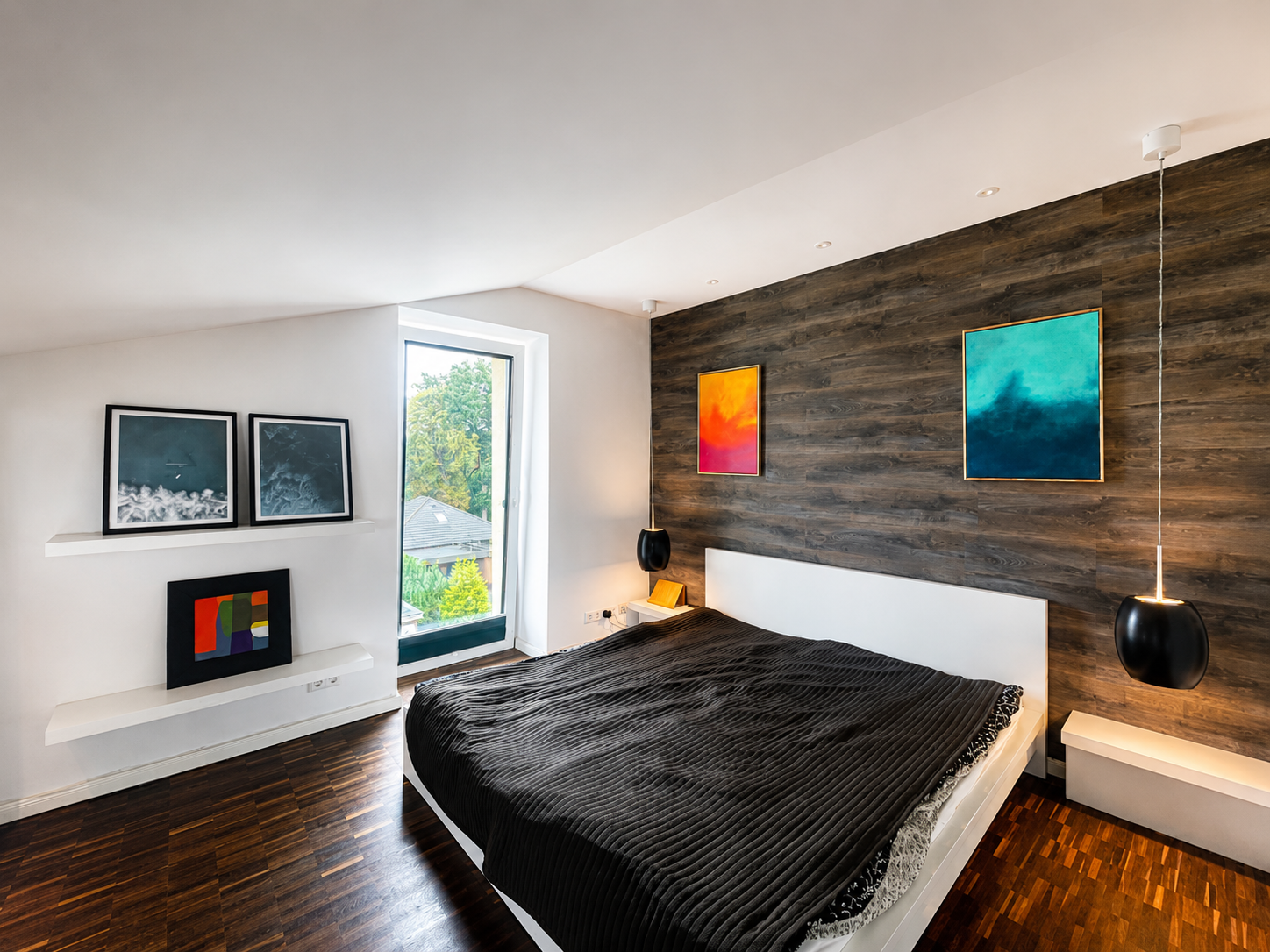 Zimmer 3 im Dachgeschoss mit Bett und Fenster