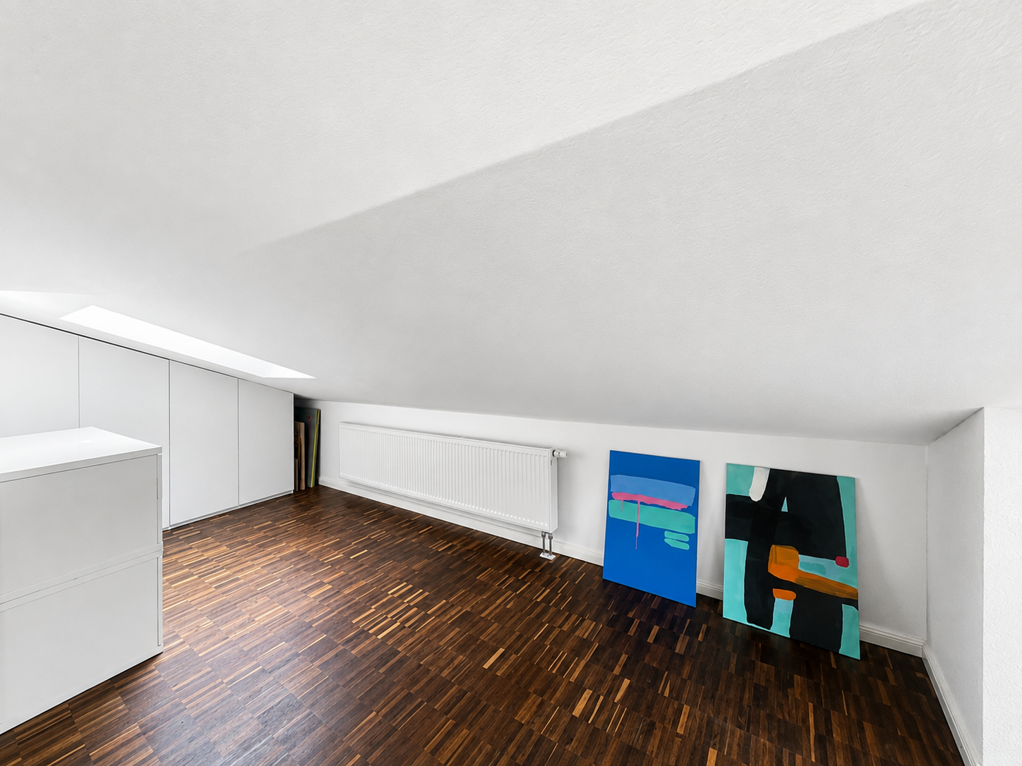 Stauraumbereich unter der Dachschräge in Zimmer 3