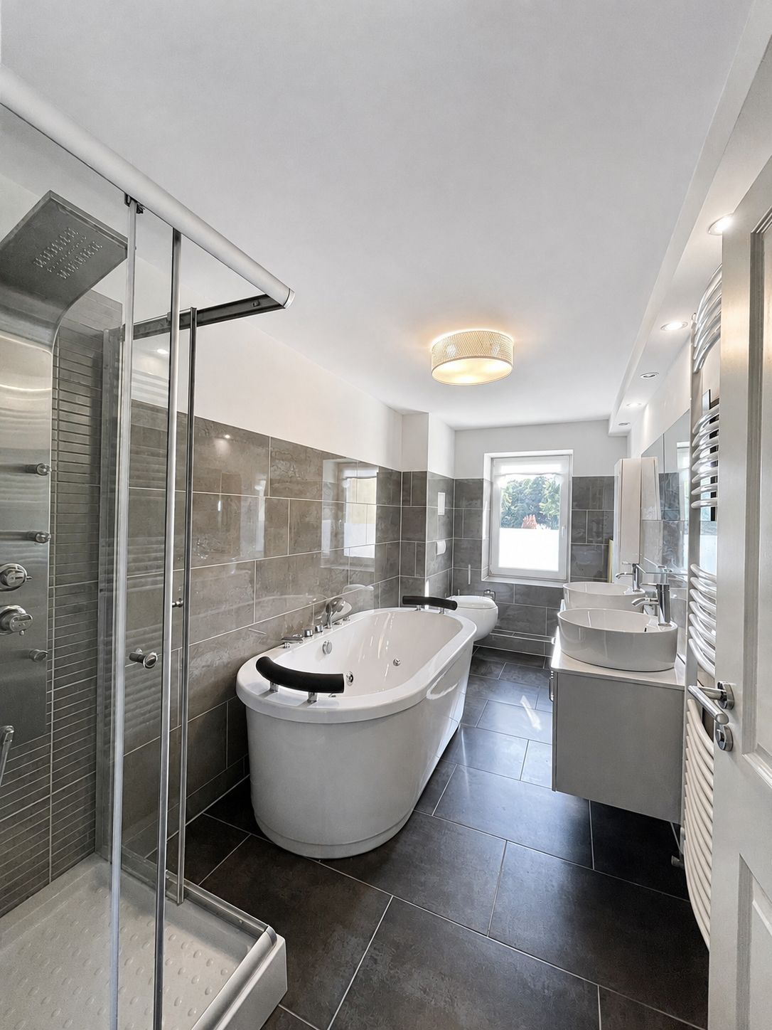 Bad im Obergeschoss mit Dusche und Whirlpool-Badewanne