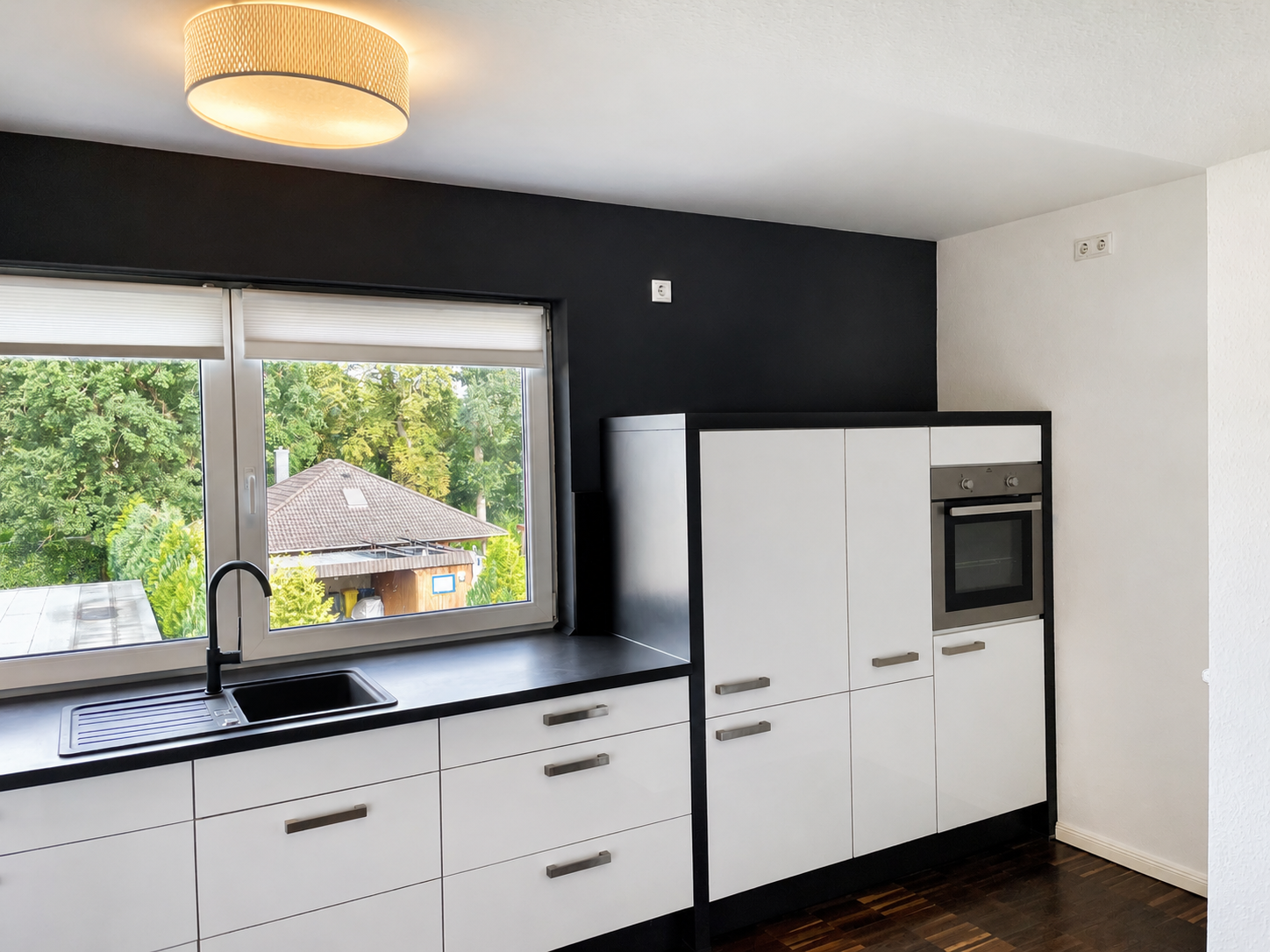 Küche mit Fenster und Arbeitsfläche