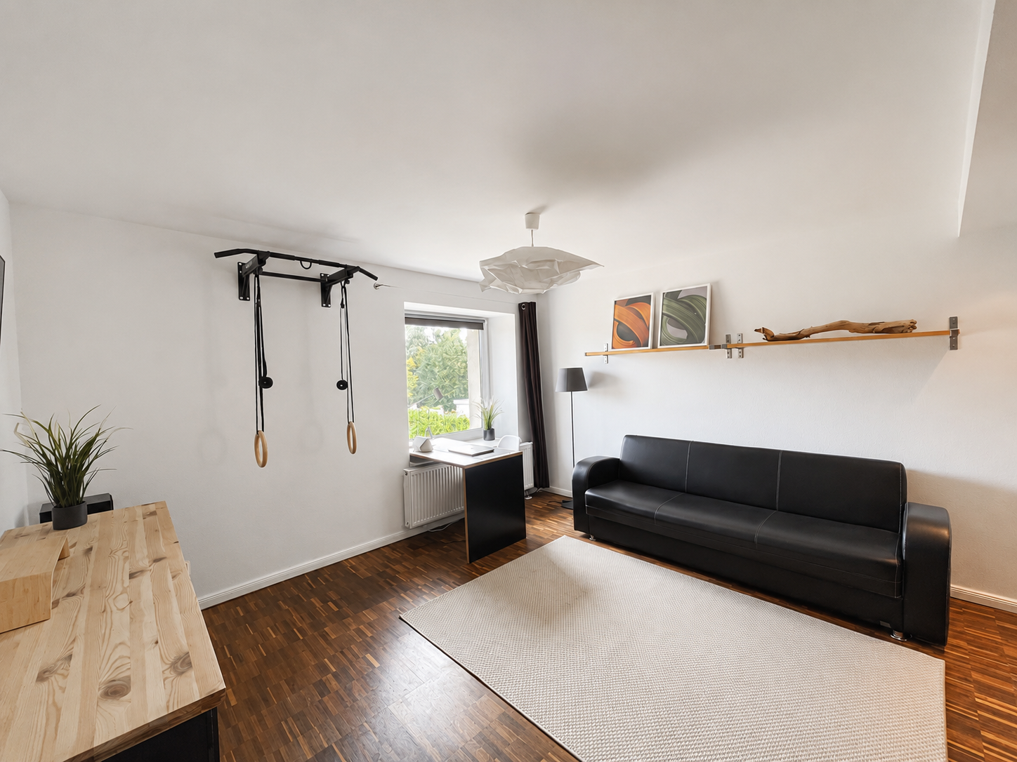 Heller Wohnbereich in Zimmer 1