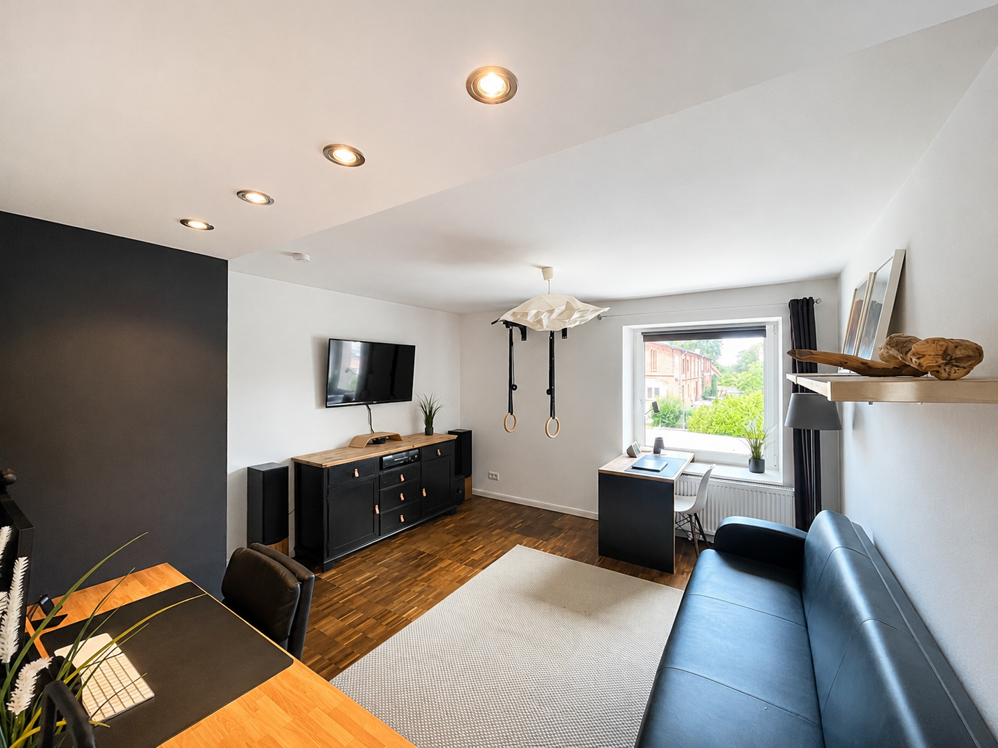 Großzügige Raumansicht in Zimmer 1