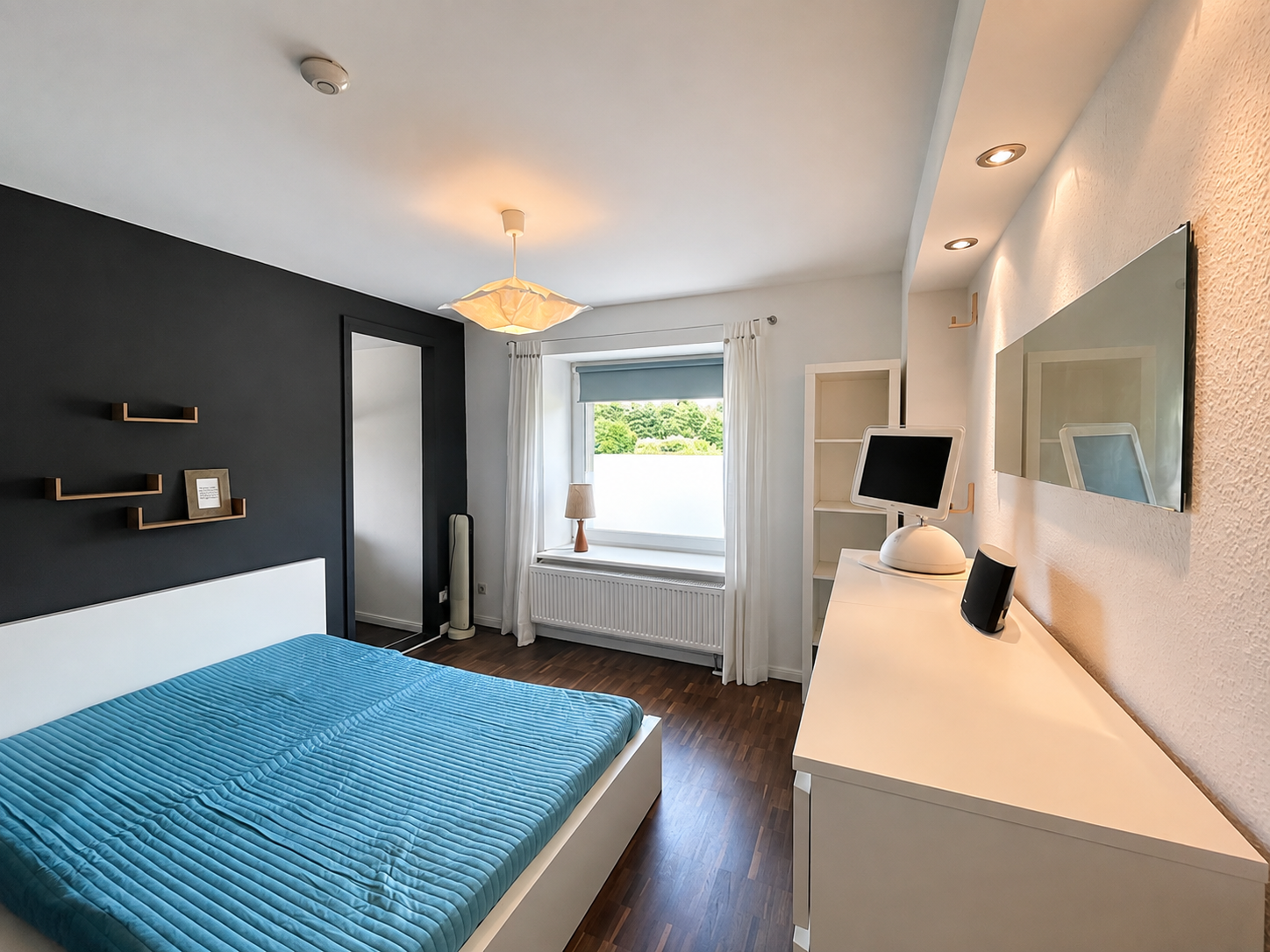 Helles Zimmer 2 mit Fenster und Parkettboden