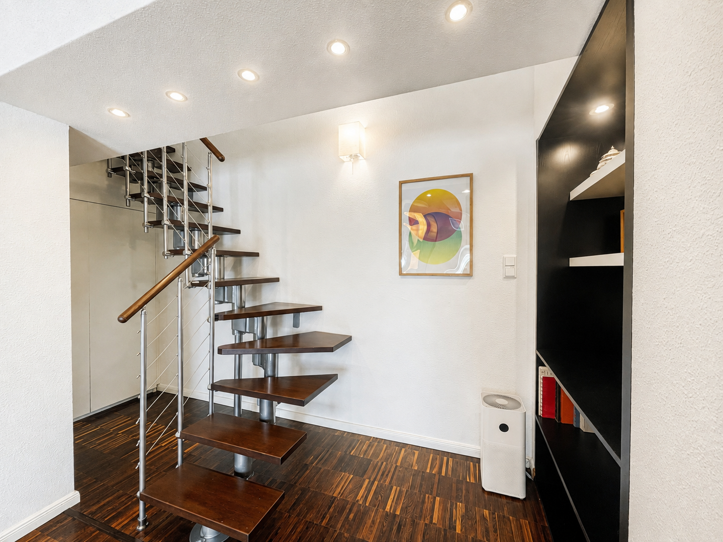 Offene Treppe mit Holzstufen und Metallgeländer