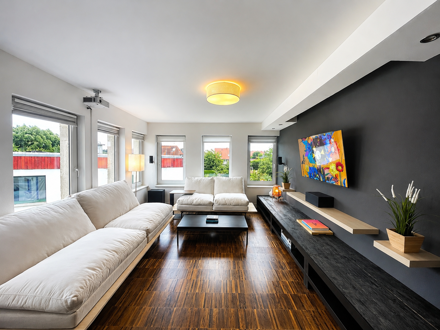 Heller Wohnbereich mit breiter Fensterfront